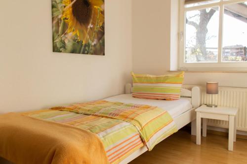 ein kleines Schlafzimmer mit einem Bett und einem Fenster in der Unterkunft Hof Timmermann - Kuhstall in Ottenstein