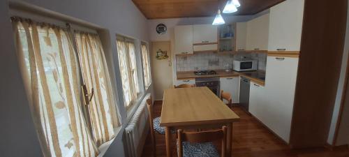Kuchyň nebo kuchyňský kout v ubytování Casa al Lago tra le Dolomiti