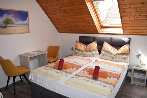 1 dormitorio con 1 cama con 2 sillas y una ventana en Guest House Silatti en Keszthely