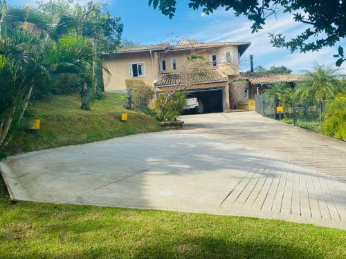 a driveway leading to a house with a garage at Studios Altos da Igrejinha in Florianópolis