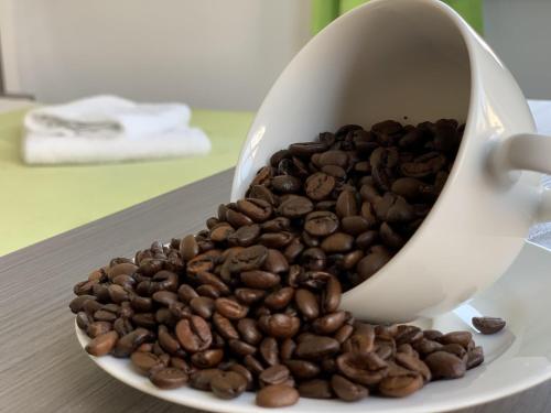 a cup full of coffee beans on a plate at Rhöner Ferienwohnung in Stadtlengsfeld