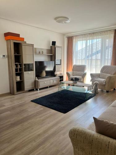 salon z kanapą i telewizorem w obiekcie Edmond Apartment w Hévízie