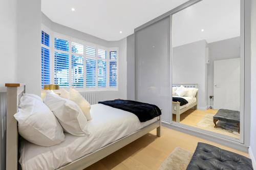 Ground Floor Luxury Flat with Free Parking tesisinde bir odada yatak veya yataklar