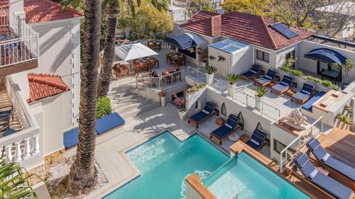 Cape Town的住宿－格倫精品酒店及SPA中心，享有带游泳池的房屋的空中景致