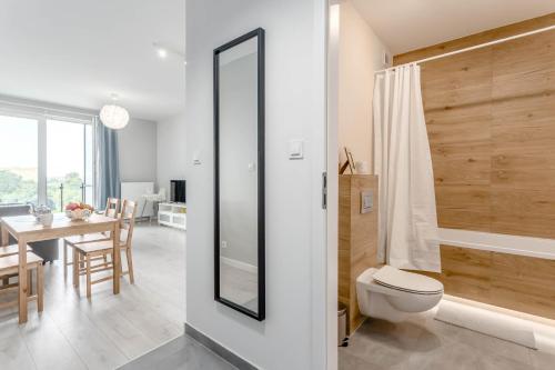 łazienka z toaletą i jadalnią w obiekcie Chill Apartments Ursus w Warszawie
