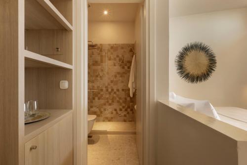 uma casa de banho com um WC e um espelho na parede em Villa Aura Loutraki em Loutraki