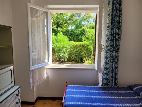ventana en una habitación con cama en M326 - Marcelli, comodo trilocale a 200m dal mare, en Marcelli