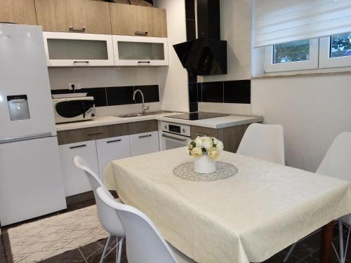 Spacious 3-Bedroom Apartment-Free Parking- Split