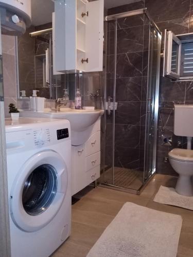 Spacious 3-Bedroom Apartment-Free Parking- Split