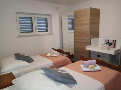 Spacious 3-Bedroom Apartment-Free Parking- Split