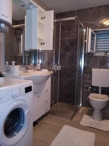 Spacious 3-Bedroom Apartment-Free Parking- Split