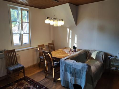 sala de estar con mesa y sofá en Zentrale Lage in Bad Ischl - Top 4, en Bad Ischl