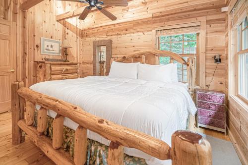 1 dormitorio con 1 cama en una cabaña de madera en Hidden Dunes 11, en Saugatuck