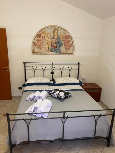 a bedroom with a bed with towels on it at L'oasi di zio Franco - Cascata delle Marmore - Valnerina - Umbria in Rosciano