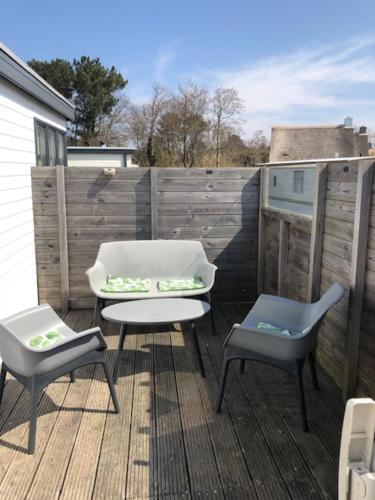 a patio with two chairs and a table and two chairs at Sinne in Ballum