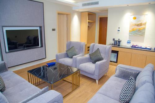 Coin salon dans l'établissement Hôtel FAMILLE MONDIALE