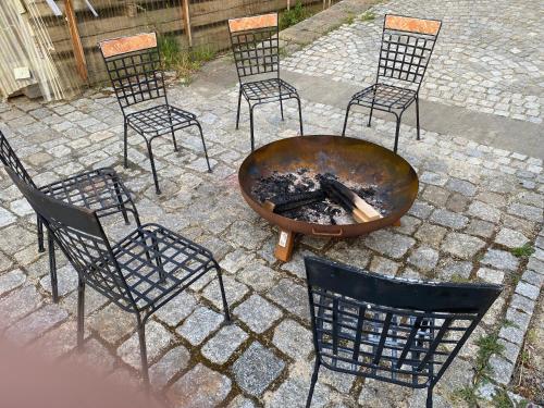 a group of chairs around a fire pit at Fewo TURMZIMMER im Rittergut Leppersdorf bei Dresden in Leppersdorf