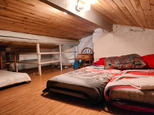 ein Schlafzimmer mit einem großen Bett in einem Zimmer mit Holzdecken in der Unterkunft Le Studio 2 in Uzès