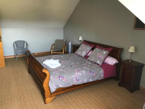 - une chambre avec un lit doté de draps et d'oreillers violets dans l'établissement The Linden House, à Saint-Yrieix-les-Bois