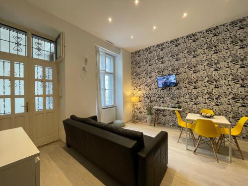 A television and/or entertainment centre at A5 Apartment - Budapest - hostAID