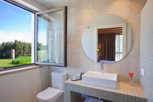 een badkamer met een wastafel en een spiegel bij Casona Canto Llano 