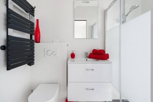 une salle de bain avec toilettes, lavabo et miroir dans l'établissement Antibes Juan, à Antibes