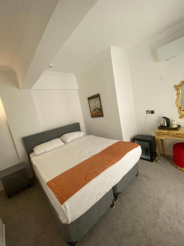 Un dormitorio con una cama grande en una habitación. en Kadeer Hotel, en Alanya