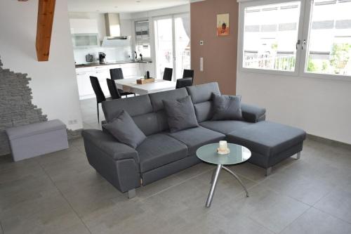 a living room with a couch and a table at Ferienwohnung Blaßneck in Zirndorf