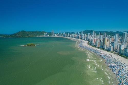 vistas a una playa con una ciudad en el fondo en Hotel Ryan, en Balneário Camboriú