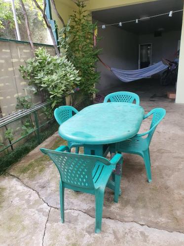 una mesa azul con dos sillas y una hamaca en Tbilisi View House, en Tiflis