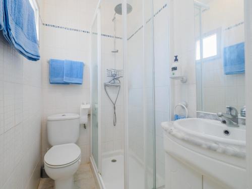 ein Bad mit einem WC, einer Dusche und einem Waschbecken in der Unterkunft Cubo's Cortijo La Bolina in Cártama
