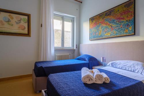 オートラントにあるCasa di Andreaのタオルが敷かれたベッドが2つある部屋