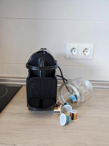 a kettle on a counter with a cup and a glass jar at Cabañas Alcobas do Sil Ecoturismo in Parada del Sil