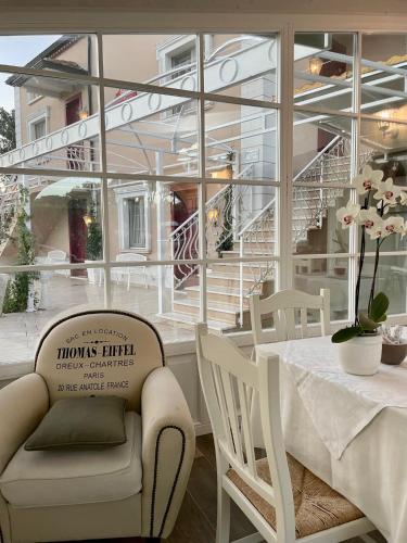 a dining room with a table and a chair at Ca' del Conte - Maison de Charme in Padula