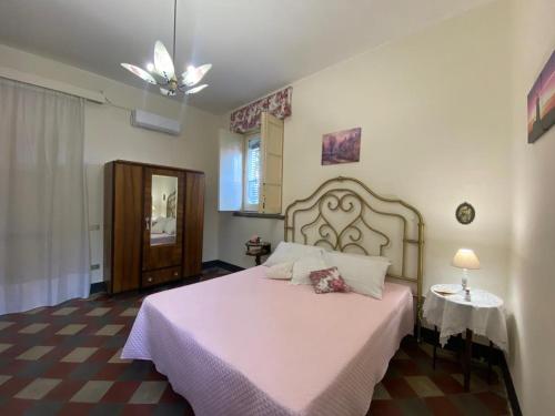 sypialnia z dużym łóżkiem i białym kocem w obiekcie Etna Maison w mieście Zafferana Etnea