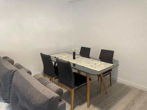 uma sala de jantar com mesa e cadeiras em Apartman Jure em Široki Brijeg
