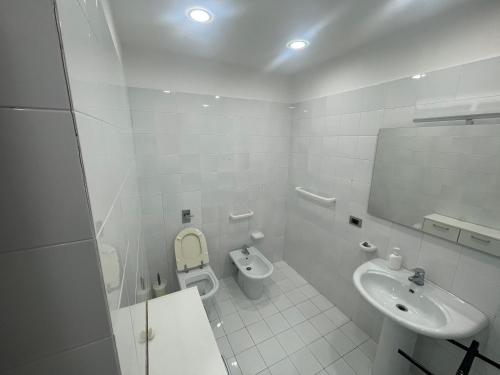 ein weißes Bad mit einem WC und einem Waschbecken in der Unterkunft Sant'onofrio suite 2.0 in Trabia