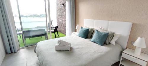 1 dormitorio con cama blanca y ventana grande en Gold SandSuperior Dúplex Vivienda Vacacional en Playa Blanca