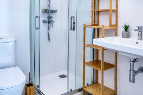 un baño con ducha y lavabo en Gold SandSuperior Dúplex Vivienda Vacacional, en Playa Blanca