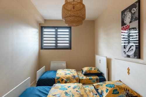 um quarto com 2 camas e uma janela em La Terrasse de Montcenis em Montcenis