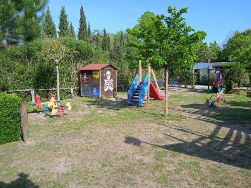 einen Spielplatz mit Kindern in einem Park in der Unterkunft Mobile home Comfort Viareggio - Including airco -Camping Paradiso- R028 in Viareggio