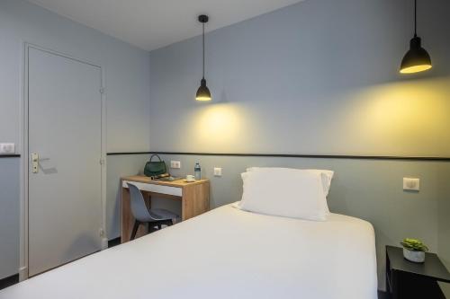 Кровать или кровати в номере Hotel Lilas Blanc