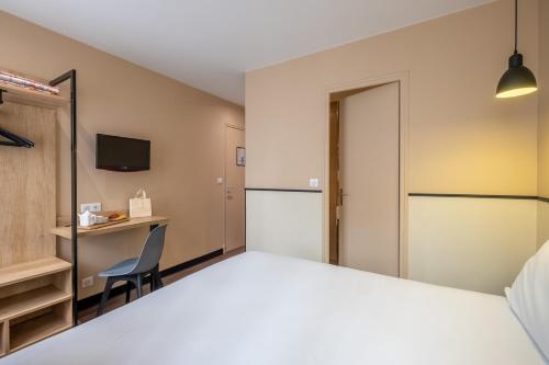 Кровать или кровати в номере Hotel Lilas Blanc