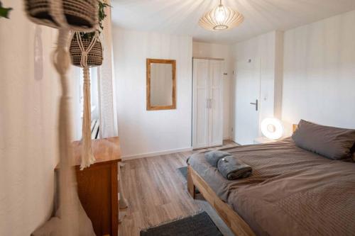 Un dormitorio con una cama y una lámpara. en Ferienwohnung Rhön (Er) Leben, en Sondheim