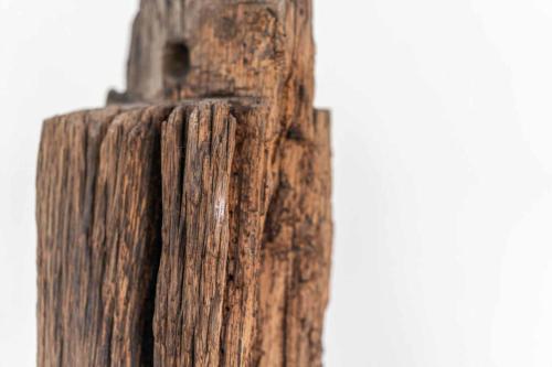 an old wooden post with a hole in it at Ferienwohnung Rhön (Er) Leben in Sondheim