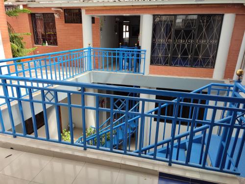 una barandilla azul en el balcón de un edificio en Hostal PASCO, en Quito