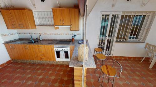 cocina pequeña con fregadero y fogones en Casa Todo Verde-A Murcia Holiday Rentals Property, en Los Alcázares