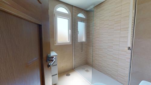 baño con ducha y puerta de cristal en Penthouse Anchoa-A Murcia Holiday Rentals Property, en Roldán