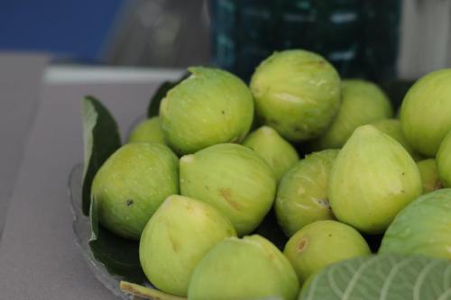 a pile of green apples in a bowl on a counter at SALAPIA SALIS RESORT in Margherita di Savoia