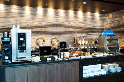 Utensilios para hacer té y café en Holiday Inn Express Surabaya CenterPoint by IHG